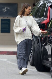 jessica-alba-out-and-about-in-los-angeles-09-25-2023-1.thumb.jpg.b815fee01119800a965763d6210e92d5.jpg