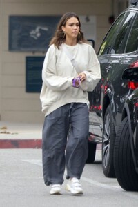jessica-alba-out-and-about-in-los-angeles-09-25-2023-4.thumb.jpg.bcf765003cc286f78c5e733eb82e3661.jpg