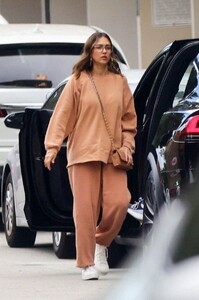 jessica-alba-out-and-about-in-los-angeles-09-29-2023-4.jpg