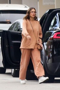 jessica-alba-out-and-about-in-los-angeles-09-29-2023-6.jpg