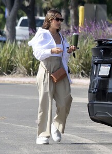jessica-alba-out-and-about-in-los-angeles-10-03-2023-0.jpg