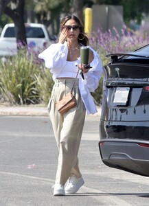 jessica-alba-out-and-about-in-los-angeles-10-03-2023-5.jpg
