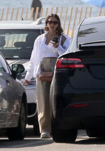 jessica-alba-out-and-about-in-los-angeles-10-03-2023-6.jpg