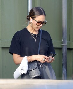 jessica-alba-out-and-about-in-los-angeles-10-19-2023-4.thumb.jpg.a2f0713eecace5c9e39f36d65f089ecb.jpg
