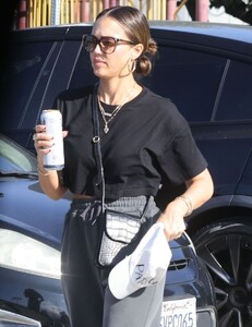 jessica-alba-out-and-about-in-los-angeles-10-19-2023-6.thumb.jpg.5cbdcc6cc18306191695c78de2b6e88d.jpg