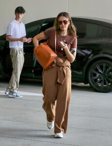 jessica-alba-out-and-about-in-santa-monica-09-19-2023-2.jpg