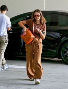 jessica-alba-out-and-about-in-santa-monica-09-19-2023-5.jpg