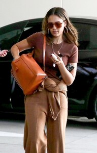 jessica-alba-out-and-about-in-santa-monica-09-19-2023-6.jpg
