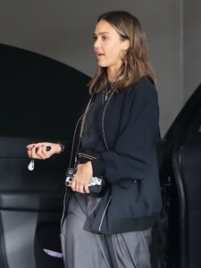 jessica-alba-out-for-a-lunch-date-in-beverly-hills-09-21-2023-6.jpg