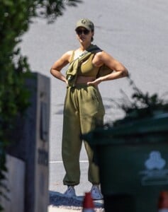 jessica-alba-out-hiking-in-los-angeles-08-22-2023-2.jpg