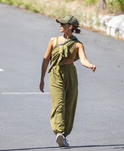 jessica-alba-out-hiking-in-los-angeles-08-22-2023-3.jpg