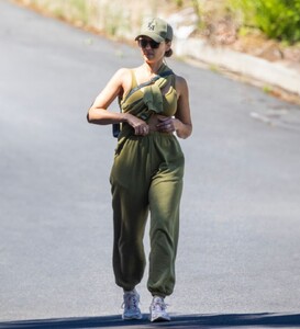 jessica-alba-out-hiking-in-los-angeles-08-22-2023-5.jpg