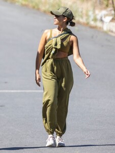 jessica-alba-out-hiking-in-los-angeles-08-22-2023-6.jpg