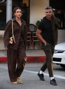 jessica-alba-out-shopping-in-beverly-hills-08-31-2023-6.jpg