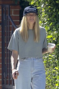 jessica-hart-out-and-about-in-los-angeles-10-12-2023-0.thumb.jpg.0e2875309d1f704dfc5a17ac6dbe38f6.jpg