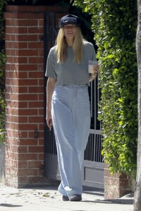 jessica-hart-out-and-about-in-los-angeles-10-12-2023-1.thumb.jpg.856882045b5994de3e59ded05993b800.jpg