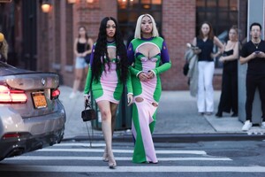 jordyn-and-jodie-woods-out-at-new-york-fashion-week-09-10-2023-picture-pub-0.thumb.jpg.f0c37df841a6117d16b2f880f05f6149.jpg