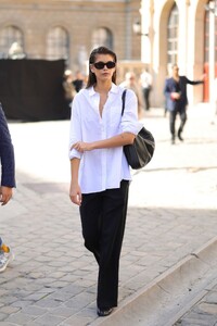 kaia-gerber-at-valentino-womenswear-spring-summer-2024-show-at-paris-fashion-week-10-01-2023-5.jpg