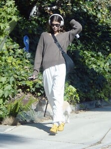 kaia-gerber-out-for-a-dog-walk-in-los-angeles-10-14-2023-5.jpg