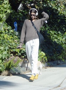 kaia-gerber-out-for-a-dog-walk-in-los-angeles-10-14-2023-5.jpg