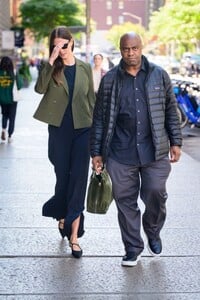 karlie-kloss-out-with-her-bodyguard-in-new-york-10-10-2023-1.jpg