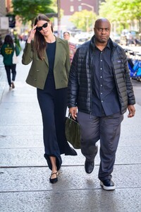 karlie-kloss-out-with-her-bodyguard-in-new-york-10-10-2023-3.jpg