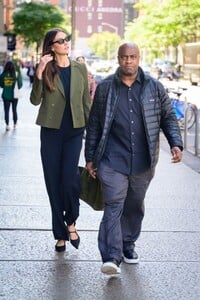 karlie-kloss-out-with-her-bodyguard-in-new-york-10-10-2023-4.jpg
