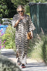 kate-hudson-and-goldie-hawn-at-a-memorable-lunch-in-pacific-palisades-10-10-2023-2.thumb.jpg.28ae1f9d00f6157ef90bd01ef06e6193.jpg