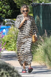 kate-hudson-and-goldie-hawn-at-a-memorable-lunch-in-pacific-palisades-10-10-2023-4.thumb.jpg.dd32b54e042830eeb8a9052ee997aead.jpg