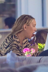 kate-hudson-and-goldie-hawn-at-a-memorable-lunch-in-pacific-palisades-10-10-2023-5.thumb.jpg.f190d87073032a4443f34e873bdc654e.jpg