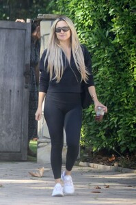 kate-hudson-out-for-a-stroll-in-los-angeles-09-20-2023-3.jpg