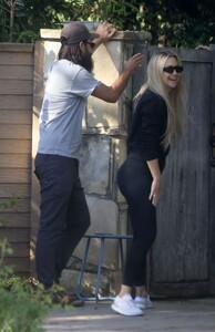 kate-hudson-out-for-a-stroll-in-los-angeles-09-20-2023-4.jpg