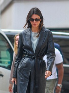 kendall-jenner-arrives-at-l-oreal-fitting-at-paris-fashion-week-09-29-2023-0.jpg