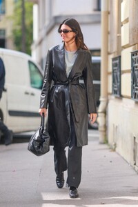 kendall-jenner-arrives-at-l-oreal-fitting-at-paris-fashion-week-09-29-2023-3.jpg