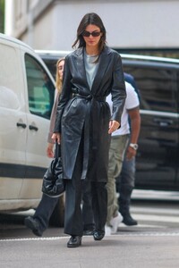 kendall-jenner-arrives-at-l-oreal-fitting-at-paris-fashion-week-09-29-2023-6.jpg