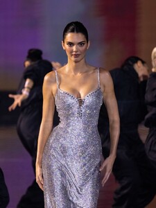 kendall-jenner-at-le-defile-l-oreal-paris-walk-your-worth-show-at-paris-fashion-week-10-01-2023-2.jpg