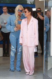 khloe-kardashian-and-kris-jenner-at-her-first-good-american-store-in-santa-monica-06-23-2023-1.jpg