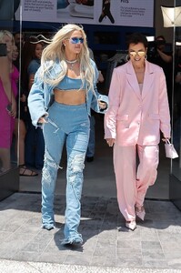 khloe-kardashian-and-kris-jenner-at-her-first-good-american-store-in-santa-monica-06-23-2023-2.jpg