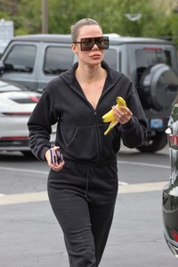 khloe-kardashian-arrives-at-sev-laser-hair-removal-service-in-calabasas-05-26-2023-1.jpg