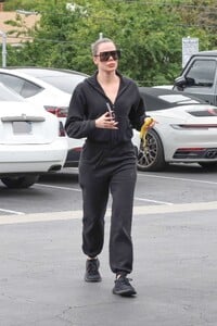 khloe-kardashian-arrives-at-sev-laser-hair-removal-service-in-calabasas-05-26-2023-5.jpg