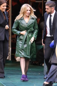 kylie-minogue-burberry-show-at-lfw-09-18-2023-4.jpg