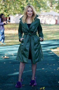 kylie-minogue-burberry-show-at-lfw-09-18-2023-5.jpg