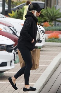 lady-gaga-out-for-grocery-shopping-at-vintage-grocers-in-malibu-05-15-2023-2.jpg