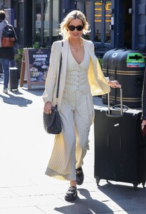 laura-whitmore-arrives-at-heart-breakfast-show-in-london-04-20-2023-6.jpg