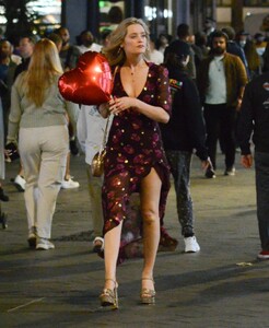 laura-whitmore-night-out-at-leicester-square-in-london-06-16-2023-2.thumb.jpg.52029edfd0b8a0bcaa83ebcfa4091e49.jpg