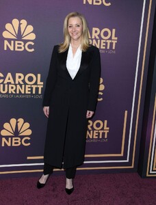 lisa-kudrow-at-carol-burnett-90-years-of-laughter-love-birthday-special-in-los-angeles-03-02-2023-2.jpg