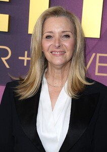 lisa-kudrow-at-carol-burnett-90-years-of-laughter-love-birthday-special-in-los-angeles-03-02-2023-4.jpg