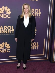 lisa-kudrow-at-carol-burnett-90-years-of-laughter-love-birthday-special-in-los-angeles-03-02-2023-5.jpg