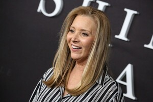 lisa-kudrow-at-shining-vale-premiere-in-hollywood-02-28-2022-5.jpg