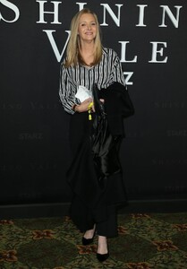lisa-kudrow-at-shining-vale-premiere-in-hollywood-02-28-2022-6.jpg